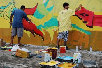 Jovens participam da Semana do Graffiti