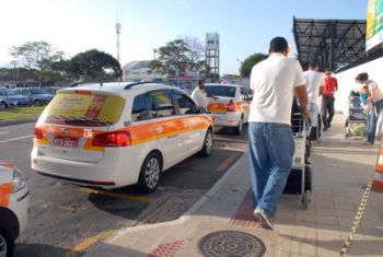 Ponto de táxi no aeroporto de Vitória