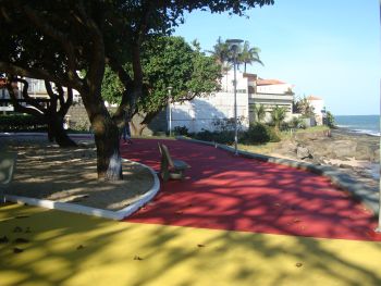 A Prefeitura de Vitória pintou a calçada da praça