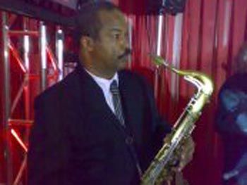 Jovaldo Guimarães tocando saxofone