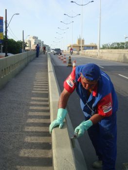 Operários reformam a Ponte Ayrton Senna