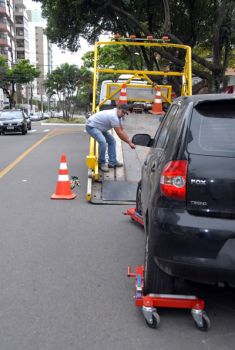 Guarda Civil Municipal Guincha Veiculo Estacionado em ponto ônibus na Praia do Canto