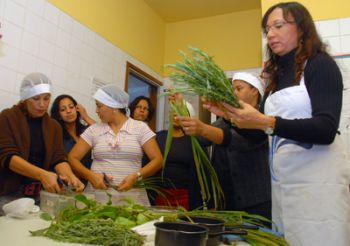 Dra Henriqueta Sacramento ministra Oficina de Xarope para mães da CMEI Cecília Meireles