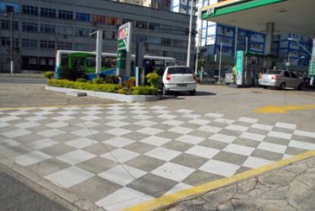 Acesso à Posto de Gasolina