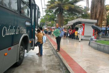 Ponto de ônibus na Praça Nice Quintela, Reta da Penha