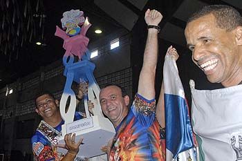 Carnaval 2012, apuração do desfile das escolas de samba no Ginásio Álvares Cabral, entrega do troféu de campeã ao presidente da Escola Boa Vista