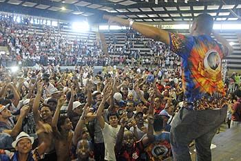 Carnaval 2012, apuração do desfile das escolas de samba no Ginásio Álvares Cabral, público presente