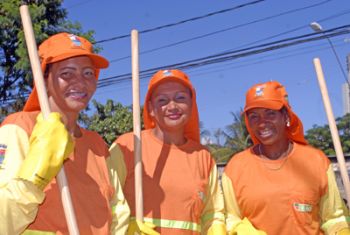 Lucinéia Maria de Jesus Coelho, Marlucia Rodrigues de souza e Silva, Adalgisa Santos Roseno,Mulheres garis