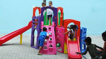 crianças brincando em pátio de escola, conteúdo horizontalizado