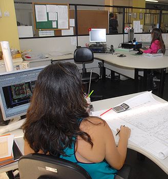 Servidor trabalhando, computador, conteúdo verticalizado