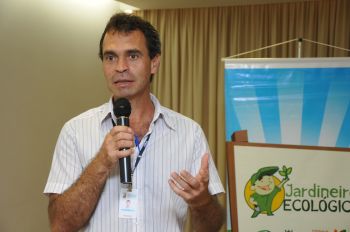 Fernando Pratti instrutor na aula Inaugural do Projeto Jardineiro Ecológico