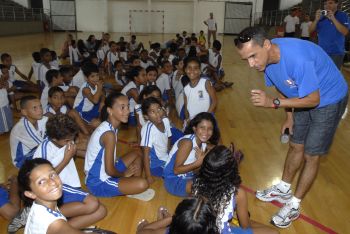 Vanderlei Cordeiro conversa com estudantes no ginásio do DED