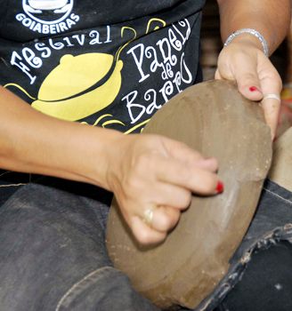 Paneleira preparando panela de barro