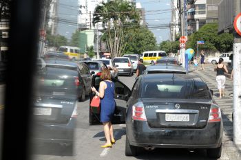 Quanto tempo pode um carro estar estacionado no mesmo local da via pública?