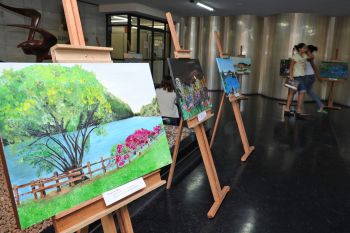 Exposição "Paisagens de Vitória" no hall da Prefeitura Municipal de Vitória