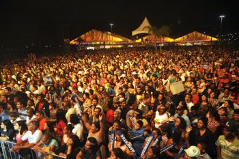 Público presente ao show do cantor Amado Batista na Praça do Papa
