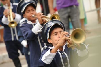 Crianças de Escolas Municipais participando Desfile Escolar de Santo Antônio