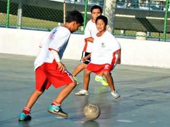 PREFEITURA CRIA 'ESCOLINHA DE FUTEBOL' GRATUITA PARA CRIANÇAS E