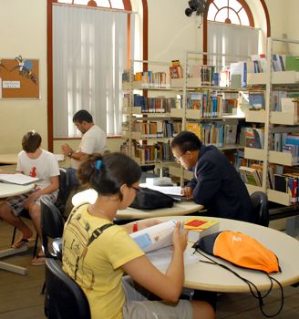 Biblioteca Municipal Adelpho Poli Monjardim na FAFI