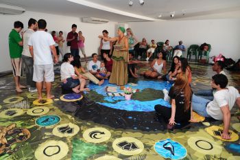 Começaram as fotos criativas com o tabuleiro gigante