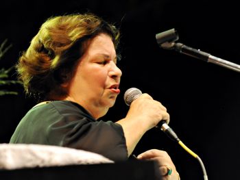 Nana Caymmi cantando em show na Estação Porto