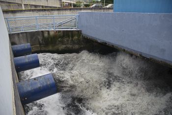 Fluxo de água saindo de tubos para a limpeza da galeria próxima ao Sam