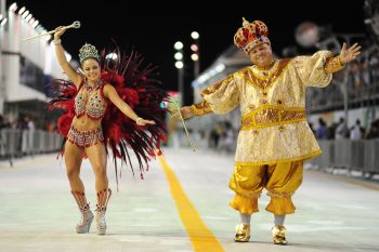 Rainha e Rei Momo desfilando no Sambão do Povo