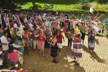 Idosos participam de festa de Carnaval