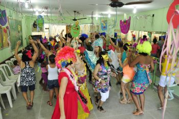 Idosos participam de festa de Carnaval