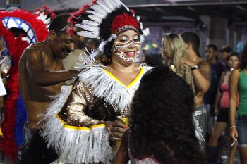 Pessoas pulando carnaval na Praça Oito