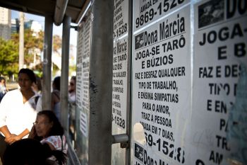 Utilização indevida de espaço público em pontos de ónibus pela Irmã Mayra