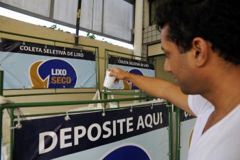 Placa Aviso Jogue o Lixo na Lixeira - Afonso Adesivos