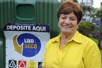 D. Vera Nancy Borges cuida da praça onde mora em Jd da Penha e da Coleta Seletiva