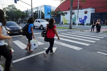 Faixa de pesdestres na Avenida Marechal Mascarenhas de Moraes em frente ao Instituto Braile