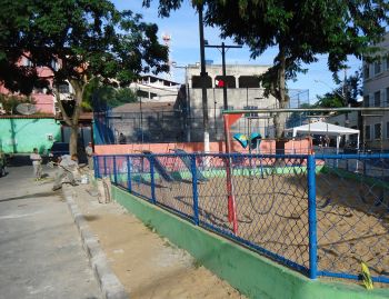 Operários reformam praça em Santa Martha