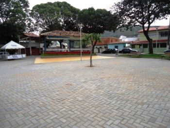 A praça teve suas árvores podadas e a pintura recuperada