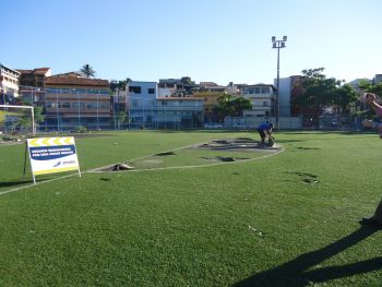 Tapete de grama sintética do Campo de Barreiros está sendo trocada