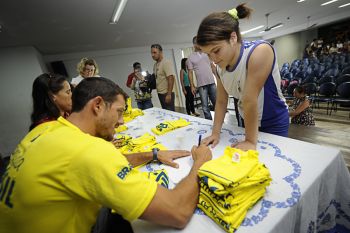 Visita dos jogadores de vôlei a EMEF Marechal Mascarenhas de Moraes