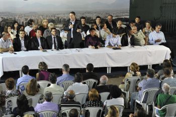 Prefeito Luciano Rezende participando do Gabinete Itinerante