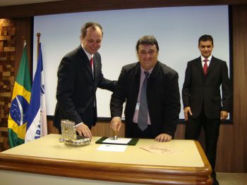 o secretário da CGM aderindo ao carimbo alusivo ao dia internacional contra a corrupção