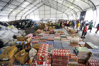 Trabalho voluntário na Praça do Papa em benefício das vítimas da chuva no ES