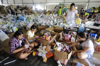 Trabalho voluntário na Praça do Papa em benefício das vítimas da chuva no ES
