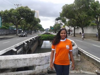 Raquel Lopes no canteiro central da Avenida Leitão da Silva