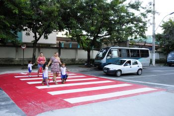 Mãe e filhas atravessando
