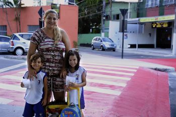 Mãe e filhas atravessando - Mãe Silvana