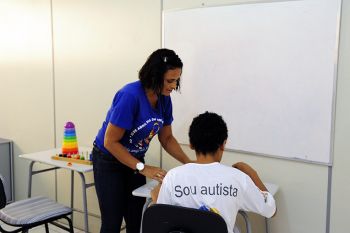 associação Amigos dos Autistas - professora e autistas