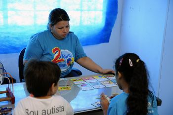 associação Amigos dos Autistas - professora e autistas