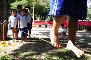 Atividades com crianças da rede municipal de educação no Parque Moscoso