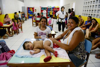 Mães aguardam seus filhos em aulas no Centro de Excelência de Ginásticas e Lutas