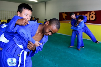 Olindo e Kaiuri treinam Judô no Centro de Excelência de Ginásticas e Lutas